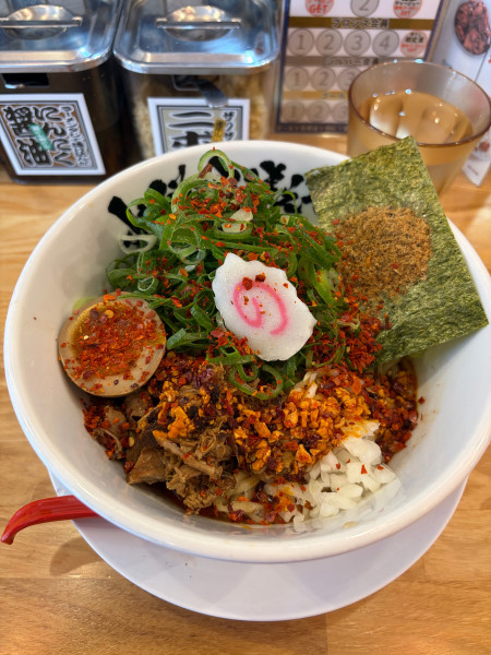 「旨辛まぜそば＋青ネギ」@豚骨魚介ラーメン 小僧またおまえか。 土佐堀店の写真