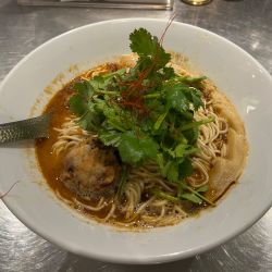 トムヤムクンそば、大盛、トッピングパクチー