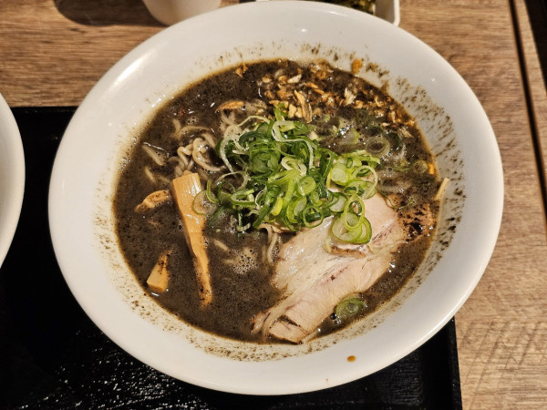 「鶏そばブラック　1000円」@濃厚鶏そば 葵 五所川原ELM店の写真