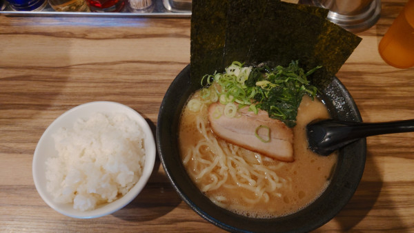 「ラーメン ¥860 + 半ライス ¥150」@横浜家系ラーメン まる金 石川家の写真