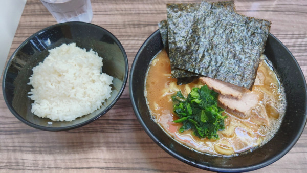 「ラーメン並 ¥800 + サービスライス中」@家系らーめん 武蔵家 川越店の写真