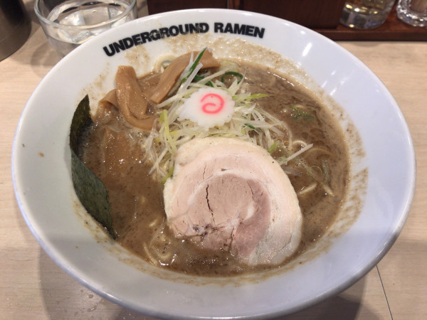 「ラーメン 950円」@UNDERGROUND RAMEN 頑者 コクーンシティさいたま新都心店の写真