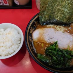 ラーメン ¥900 + ライス ¥100