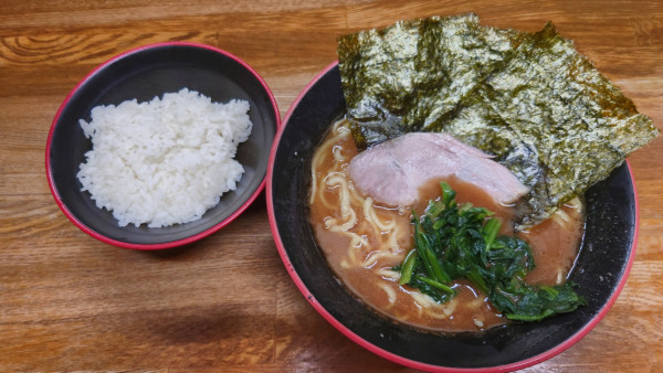 「ラーメン ¥900 + ∞ライス ¥50」@麺家 紫極の写真