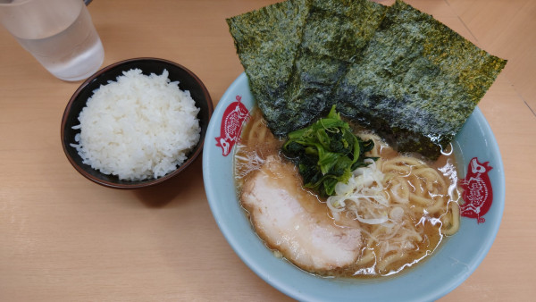 「ラーメン並盛 ¥850 + 半ライス¥150」@横浜ラーメン 町田家 新宿南口店の写真