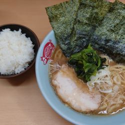 ラーメン並盛 ¥850 + 半ライス¥150