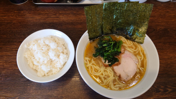 「らーめん ¥750 + ランチタイムサービスライス ¥100」@伝家 志木店の写真