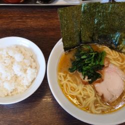 らーめん ¥750 + ランチタイムサービスライス ¥100