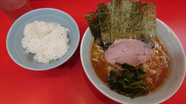 「ラーメン 並 ¥800 + 無料ライス」@横浜ラーメン 武蔵家 板橋店の写真
