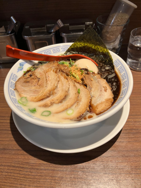 「黒全部のせ」@博多らーめん 一心堂 蒲田店の写真