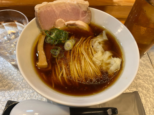 「黒醤油1000円　ワンタントッピング150円」@ramen rise nijiの写真