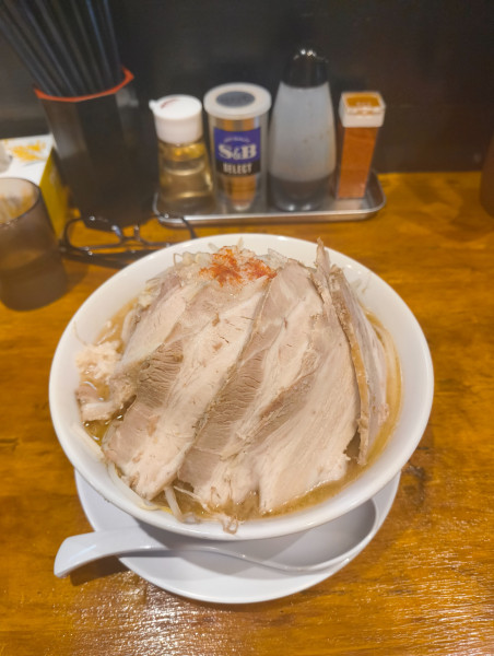 「豚骨煮干しラーメン+チャーシュー　1330円」@麺屋にぼじの写真