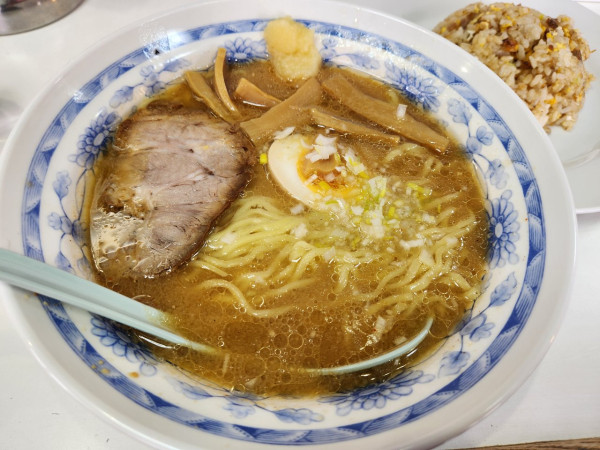 「みそラーメン 半チャーハンセット」@味のまりもの写真