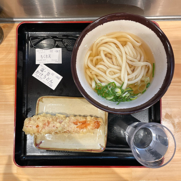 「温 かけうどん 並盛 ちくわ天」@おにやんま エキュート上野店の写真