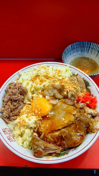 「ジャンク+麺400g+チーズ×2+生卵+サービスほぐし豚」@まぜそばマゼロー 船橋店の写真