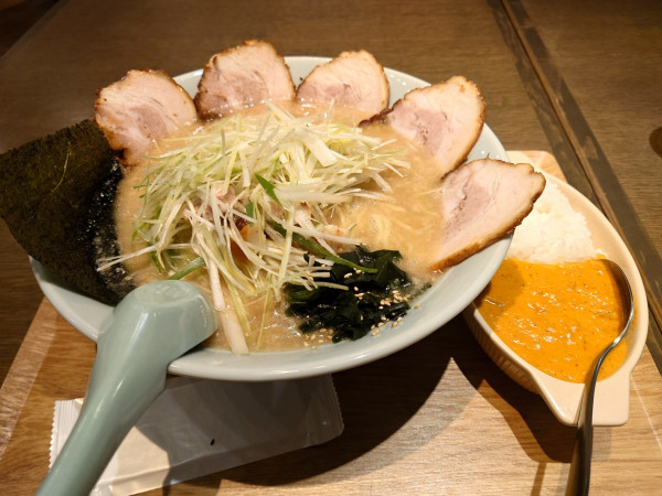 「ネギチャーシュー麺大盛り  ミニカレー」@ラーメンショップ◯化 糀谷店の写真