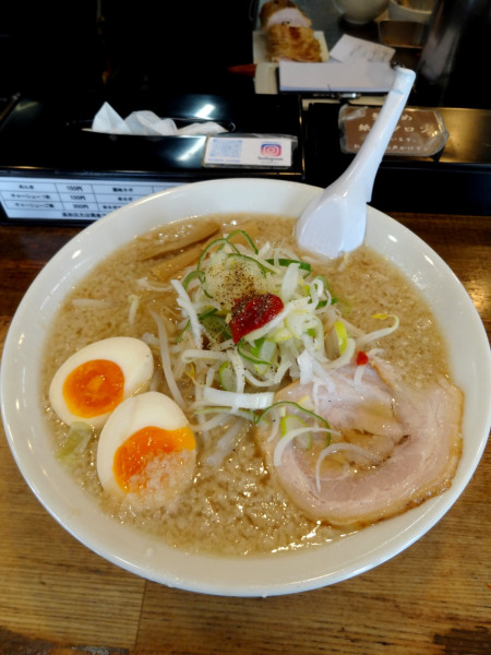 「醤油らーめん 中盛（ギトギト）1050円」@こってりらーめん 誉の写真