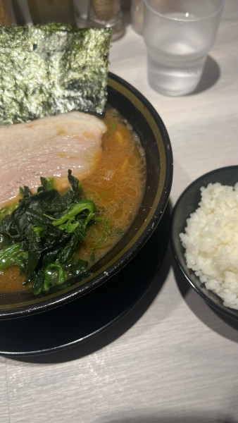 「ラーメン + 半ライス」@横浜家系ラーメン てつ家の写真