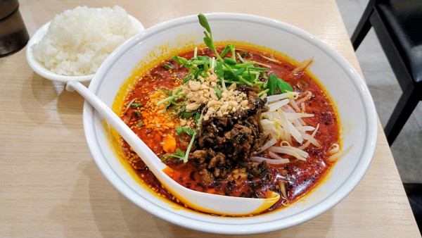 「麻辣麺+小ライス」@本格四川料理 麻辣先生  高輪ゲートウェイ店の写真