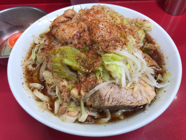 「ラーメン豚2枚(ニンニクアブラカラメ一味)+生たまご 1150円」@ラーメン二郎 越谷店の写真