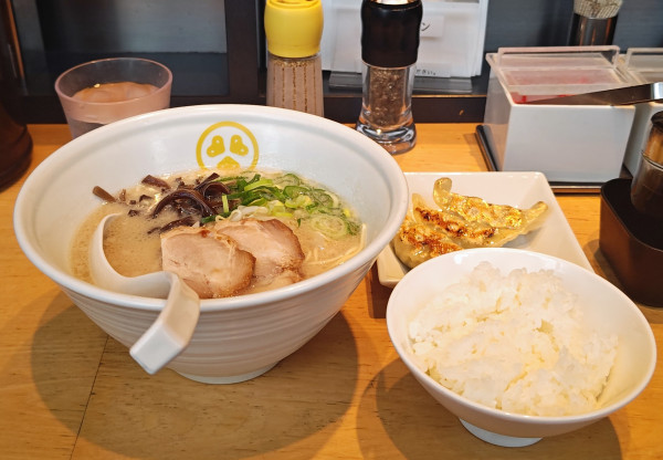 「豚骨+餃子/ライス」@TOKYO豚骨BASE MADE by 博多一風堂 ペリエ海浜幕張店の写真