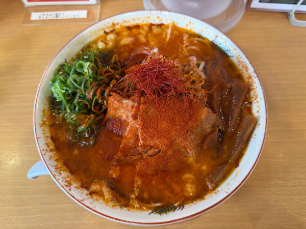 「辛味噌ラーメン並盛 1020円＋背脂1増し100円(税込)」@伍福軒 池袋西口店の写真