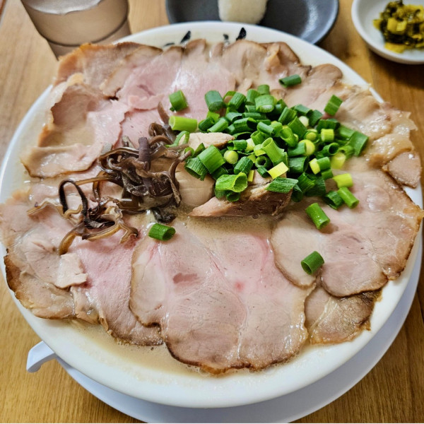 チャーシューめん　1300円  おにぎり　80円