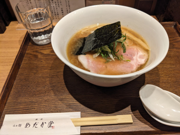 「醤油らぁめん」@横浜 らぁ麺 めだか堂 横浜モアーズ店の写真