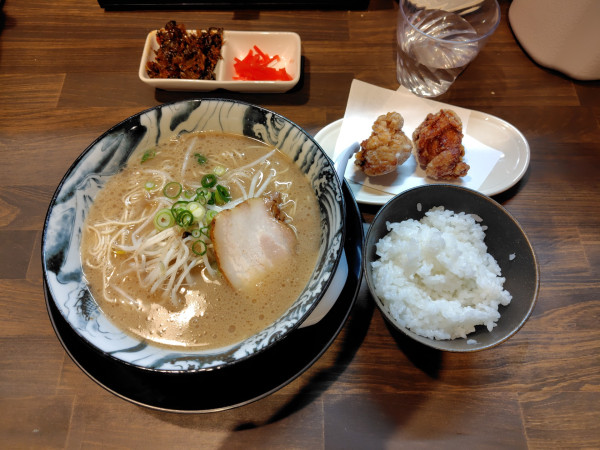「豚骨こってりラーメン（ふつう）880円、唐揚げセット380円」@とんこつ・牛骨ラーメン龍瞳 シャミネ鳥取店の写真