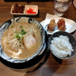 豚骨こってりラーメン（ふつう）880円、唐揚げセット380円
