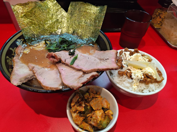 「燻製チャーシューラーメン(並)+ライスセット」@横濱家系ラーメン 十二代目野中家の写真