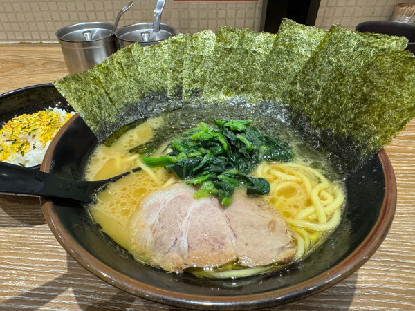 「ラーメン＋のり＋ライス」@横浜家系ラーメン 銀家 川崎銀柳街店の写真