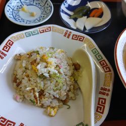 おすすめ定食 890円（半チャーハン）