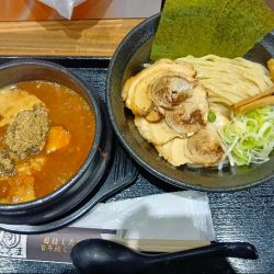 牛もつ煮込みチャーシュー辛つけ麺