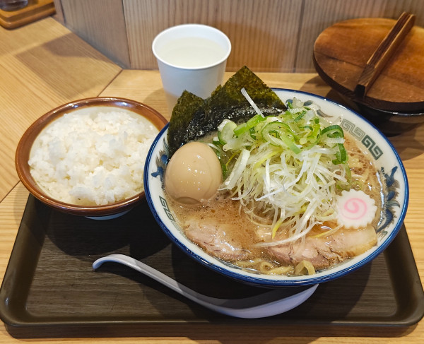 「特製ねぎラーメン+ライス」@舎鈴 秋葉原末広町店の写真