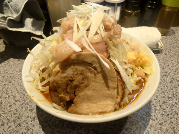 「辛いラーメン  野菜マシ  ニンニク  アブラ」@ラーメン宮郎の写真