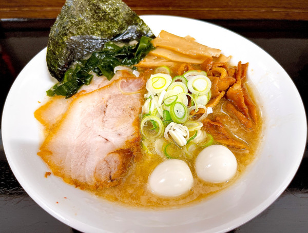 「醤油らーめん（700円）、鶏皮（300円）」@東京とんこつ。の写真