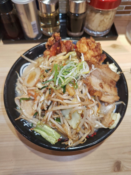 「唐揚げタンメン+野菜増し+厚切りチャーシュー1枚」@茨城タンメン カミナリ  古河店の写真
