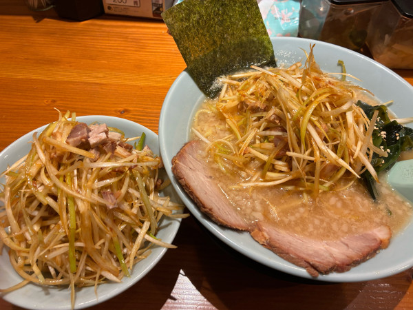 「ネギラーメン普通950円+ネギ丼300円醤油」@ラーメンショップ〇化 池袋店の写真