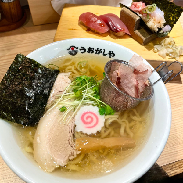 「朝ラーセット 追いカツオ 並盛 1,000円」@鮨とラーメン うおがしや 新橋店の写真