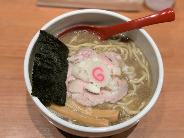 「「煮干中華そば」900円」@煮干中華そば 鈴蘭 新宿店の写真