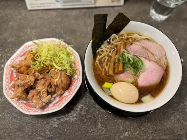 「醤油ラーメン935円＋味玉150円＋国産唐揚げ770円」@一兎軒の写真