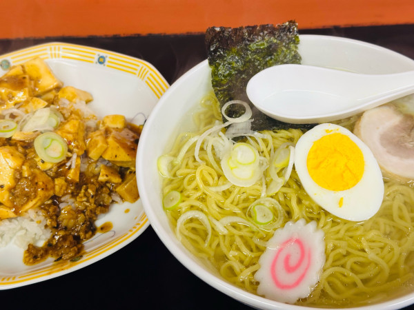 「塩ラーメン + マーボ丼 650円」@やまやの写真