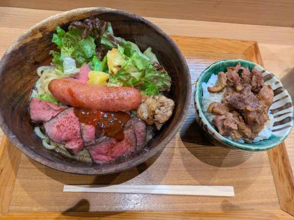 「ワイルドモンスターパレット➕大盛➕日替り丼」@Handicraft Worksの写真