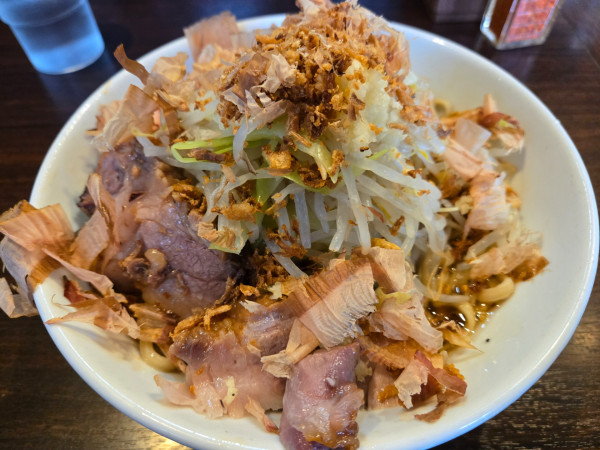 「汁なし(ニンニク)+麺増し(100g)」@ピコピコポンの写真