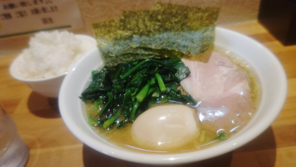 「ほうれん草ラーメン（トッピング味玉）１１５０円」@横浜家系ラーメン おか家の写真