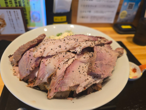 「猫叉まぜそばZ(チャーシュー31枚申請) ￥990」@猫ニ叉タビの写真