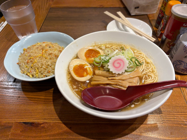 「極上中華そばと半チャーハンセット + 味玉」@麺屋 ほっちゃん 西荻窪北口駅前店の写真