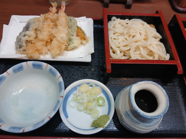 「二色天もり 1500円（うどん・そば）」@そば処 初味の写真
