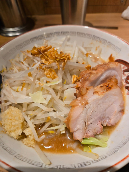 「味噌山(ニンニク、アレ)」@ラーメン豚山 東京ラーメン横丁店の写真